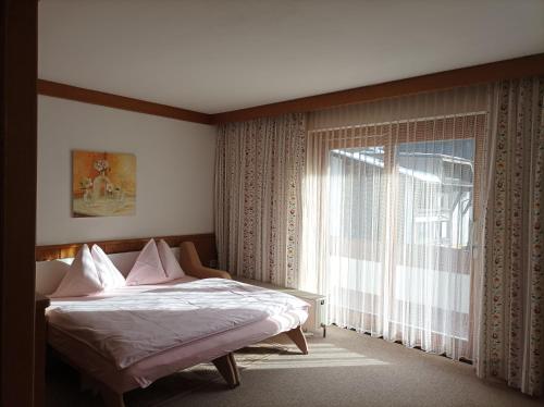 Una cama o camas en una habitación de Frühstückspension-Appartementhaus Wasserer