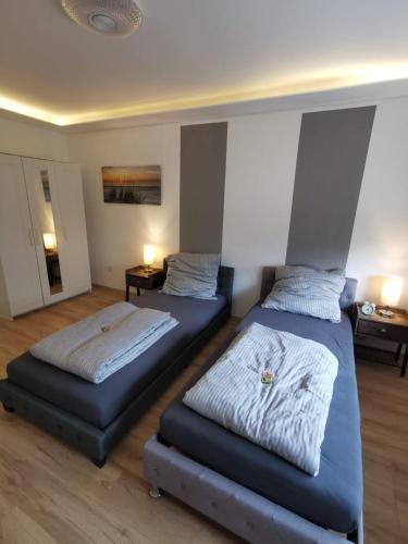 Un pat sau paturi într-o cameră la Frisch sanierte Ferienwohnung 2 min vom Südstrand - Balkon - PAY TV