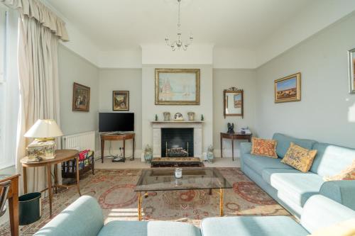 Elegant 2-bed flat with communal garden in Wimbledon, South West London