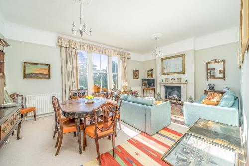 Elegant 2-bed flat with communal garden in Wimbledon, South West London