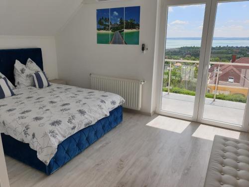 A bed or beds in a room at Lakeview Apartments Balatonfüred