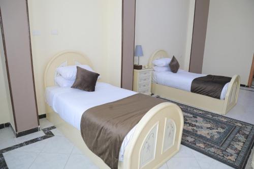 Uma cama ou camas num quarto em Jewel Fayed Hotel