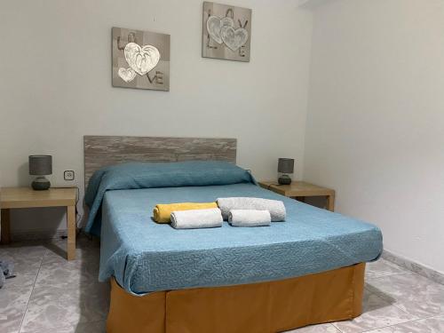 um quarto com uma cama com duas almofadas em Sevilla Apartamento en Camas a minutos del centro de Sevilla Wifi em Camas