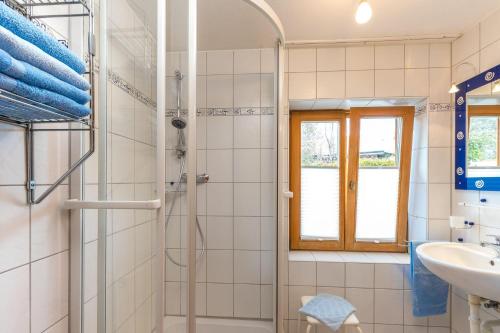 a bathroom with a shower and a sink at Apartment-mit-Balkon in Hergensweiler