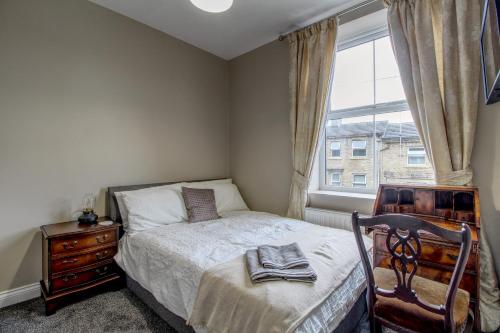 Кровать или кровати в номере Central Huddersfield House, inc parking