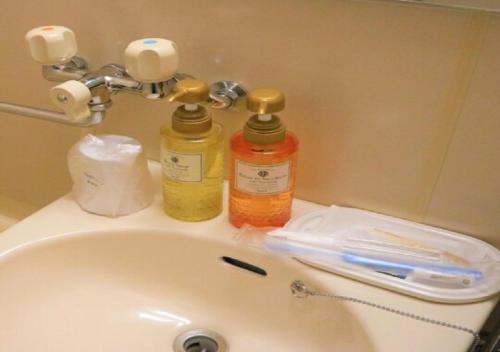 Un lavabo con dos botellas encima. en Bayside Hotel Ryugu / Vacation STAY 63714 en Anan