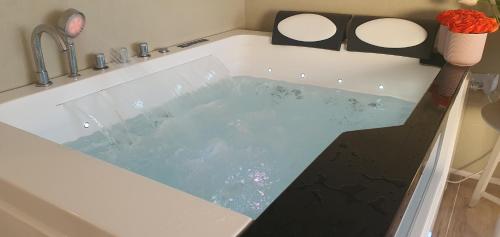 y baño con bañera llena de agua. en Royal suite with sea view- private jaccuzi-Also suitable for orthodox people, en Netanya