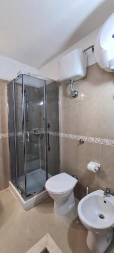 La salle de bains est pourvue d'une douche, de toilettes et d'un lavabo. dans l'établissement EM Holiday Apartment2, à Quartu SantʼElena