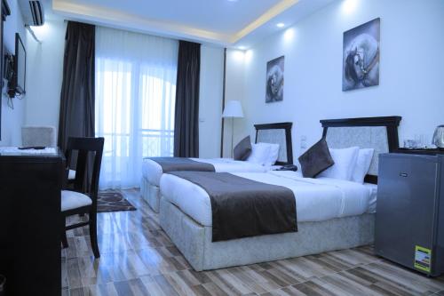 Uma cama ou camas num quarto em Jewel Fayed Hotel