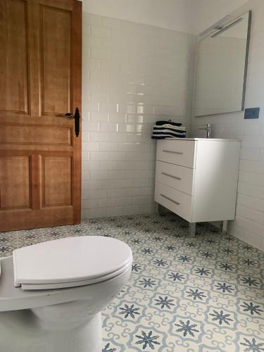 a bathroom with a toilet and a sink at Casa Lin Nieva in Nieva