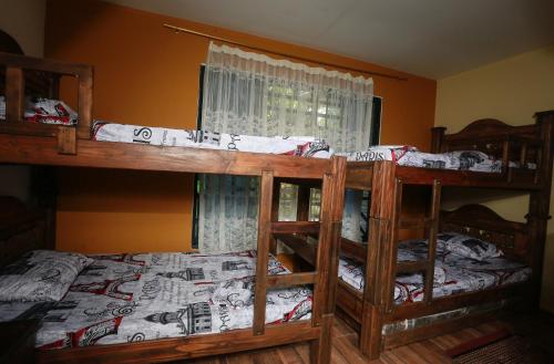 two bunk beds in a room with a window at Finca Los Tres Reyes in Guamal