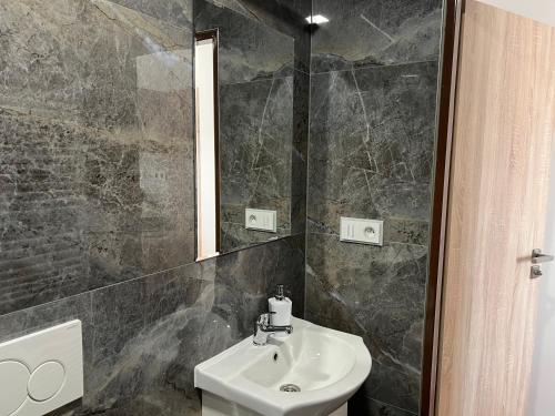 ein Bad mit einem Waschbecken und einem Spiegel in der Unterkunft Penzion Na Rozcestí in Bulhary