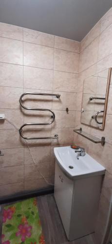 bagno con lavandino e servizi igienici di Elite Flats One bedroom a Utena