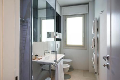 a bathroom with a sink and a toilet at Dame di Toscana in Lastra a Signa