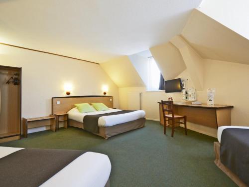 een hotelkamer met 2 bedden en een bureau bij Campanile Dijon Centre - Gare in Dijon