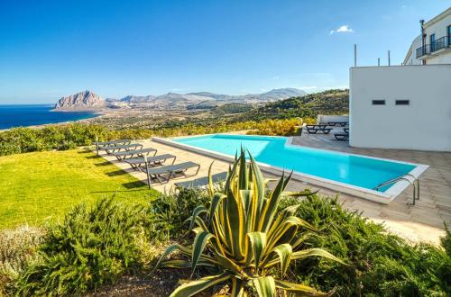 une image d'une villa avec une piscine dans l'établissement Hotel Venere di Erice Resort & Spa, à Valderice
