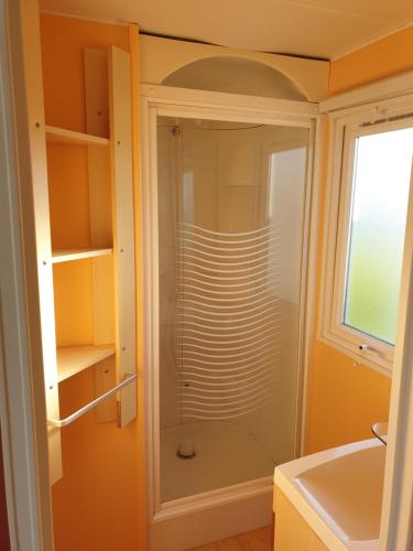 y baño con ducha de cristal y ventana. en Le Phare d'Opale III, A20, en Le Portel