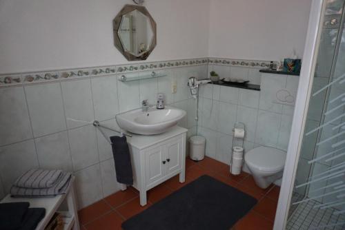 Bilik mandi di Ferienwohnung Helbing