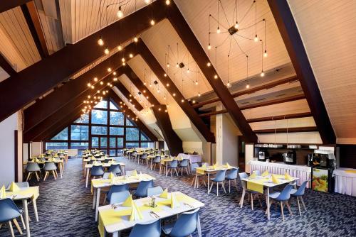 Hotel SKI في ديمانوفْشكا دولِنا: مطعم فيه طاولات وكراسي في الغرفة