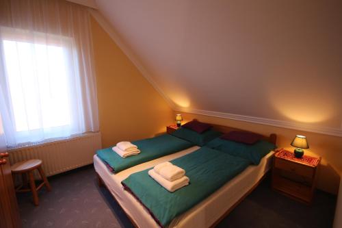 Posteľ alebo postele v izbe v ubytovaní Mandula Wellness Apartmanház