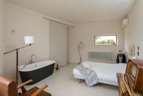 a bedroom with a bed and a bath tub at Villa Vendicari in Casa Maccari