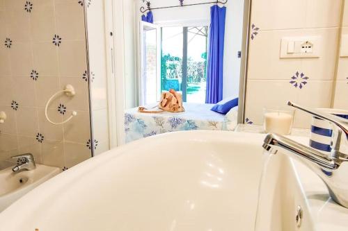 Koupelna v ubytování Villa Conchiglia blu con piscina