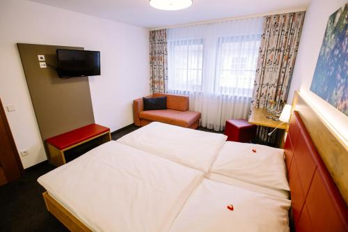 Ein Bett oder Betten in einem Zimmer der Unterkunft Hotel Restaurant Lamm Rosswag