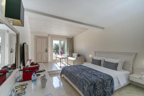 1 dormitorio con 1 cama grande y sala de estar en Oliviera Private Island Hotel - Kalem Island, en Kalem Adasi
