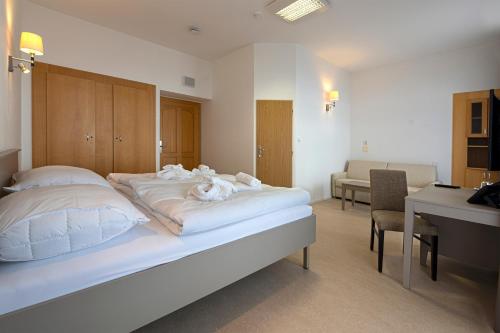 Postel nebo postele na pokoji v ubytování Hotel Granit Nová Polianka*** - klimatické kúpele
