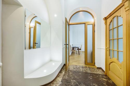 a hallway with a door and a mirror at Квартира в центре Киева in Kyiv