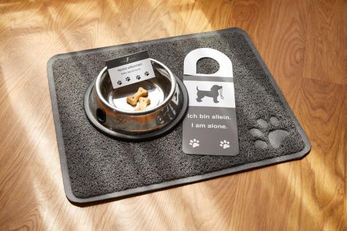 a toy dog in a dog bowl with a lock at Parkhotel Pforzheim in Pforzheim