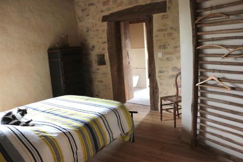 Postel nebo postele na pokoji v ubytování Grande maison de caractère en pierres -superbe vue