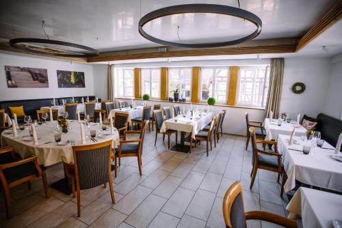 a dining room with white tables and chairs at Hotel Restaurant Lamm Rosswag in Vaihingen an der Enz