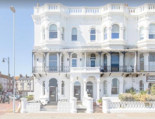 Un edificio blanco con un balcón en una calle. en The Regency Studio - Stunning Seaview, en Worthing
