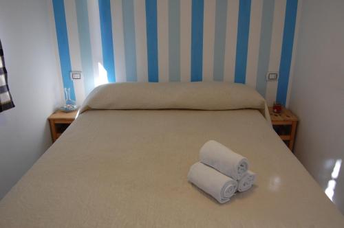 a bedroom with a bed with two towels on it at Villaggio Residence Nettuno in Massa Lubrense