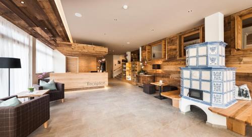a living room with a fireplace and wooden walls at Autentis in Rasùn di Sotto