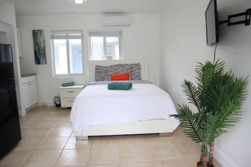 Postel nebo postele na pokoji v ubytování Singer Island Inn Studio/ Walk to the Beach