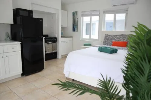 Singer Island Inn Studio/ Walk to the Beach in West Palm Beach