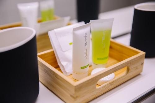 a wooden tray with two glasses on a table at Hotel Restaurant Lamm Rosswag in Vaihingen an der Enz