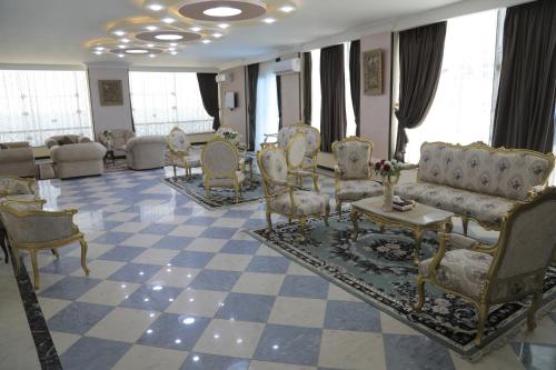 Uma área de estar em Jewel Fayed Hotel