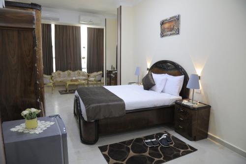 Uma cama ou camas num quarto em Jewel Fayed Hotel