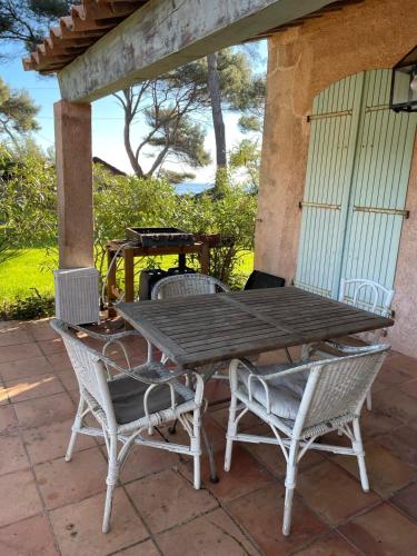 une table et des chaises en bois sur une terrasse dans l'établissement Villa La Verne, à La Seyne-sur-Mer