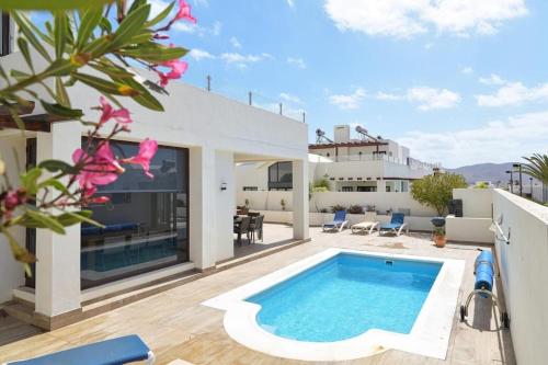 Luxury Villa Near beach 1km Swimming pool Tennis court Great for all ages