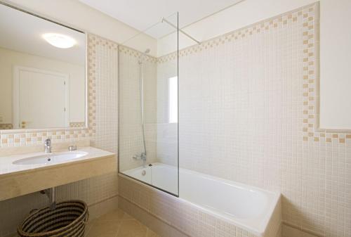 Luxury Villa Near beach 1km Swimming pool Tennis court Great for all ages