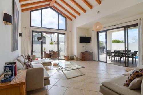 Luxury Villa Near beach 1km Swimming pool Tennis court Great for all ages