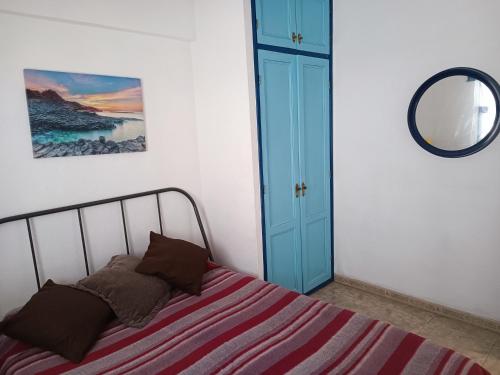 プエルト・デ・サンティアゴにあるOcean Viewのベッドルーム1室(青いドア、鏡付)
