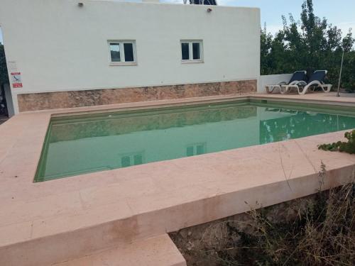 una piscina en la parte superior de una casa en Finca Can Paci en Santa Eularia des Riu