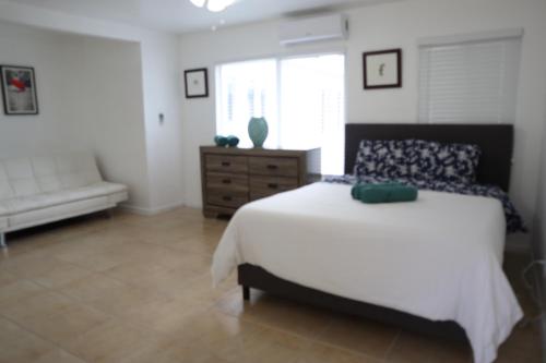 Ένα ή περισσότερα κρεβάτια σε δωμάτιο στο Singer Island Inn/ Deluxe Studio