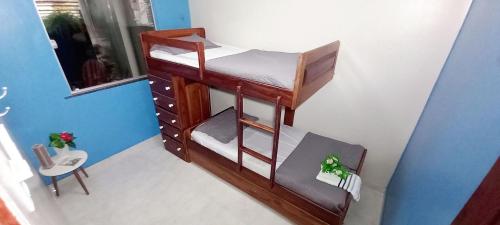 Ein Etagenbett oder Etagenbetten in einem Zimmer der Unterkunft Casa moderna no centro, ideal para famílias