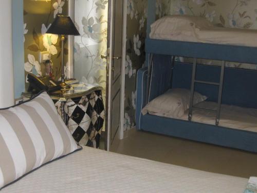 a bedroom with two bunk beds and a mirror at Locanda A Cà Du Gigante in Monterosso al Mare